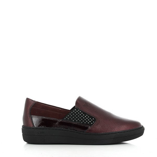 The 24HRS 23885 Burgundy Loafers feature a rich burgundy leather upper with a smooth, polished finish. The classic round toe design adds a touch of timeless elegance, while the 3 cm heel-platform provides subtle lift for added comfort. The interior is lined with soft leather, ensuring a luxurious feel, and the durable synthetic sole offers excellent grip and stability. Crafted in Spain, these loafers showcase expert craftsmanship and a refined, sophisticated look.