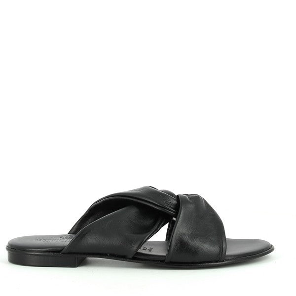 A pair of Antichi Romani 068 Nero Black Knot Slides is displayed against a soft, minimalist background. The black leather upper showcases a stylish knot detail across the front, paired with a sleek round toe design. The sandals feature a subtle 2 cm platform for added height, with a smooth leather sole and lining, reflecting the craftsmanship of Italian design.