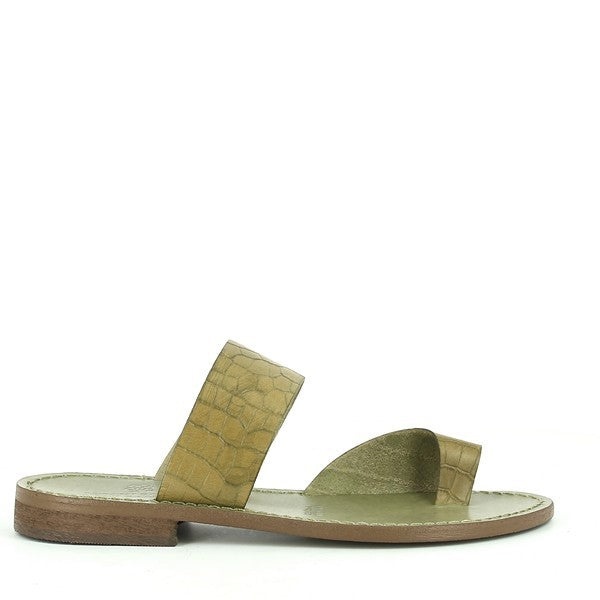 A pair of Antichi Romani 041 Light Green Thong Sandals are displayed against a soft, neutral background. The sandals feature a vibrant light green leather upper with a minimalist thong design, complemented by a classic round toe. The soft leather lining and durable leather sole are clearly visible, showcasing the high-quality craftsmanship. The sleek 1 cm heel-platform adds a subtle lift, while the refined straps and slender design give the sandals an elegant and modern look.