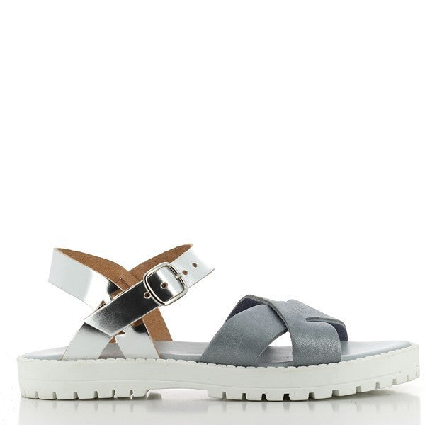 The Antichi Romani 081 Jeans Slingback Sandals feature a sleek, jeans blue leather upper with a round toe and a subtle slingback design. The sandals are highlighted by their 2.5 cm heel-platform, offering a refined lift. Set against a neutral backdrop, the image showcases the sandals’ elegant craftsmanship and high-quality leather, reflecting their Italian artistry and timeless appeal.