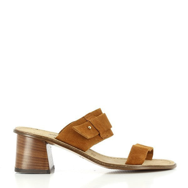 The Antichi Romani 847 Rum Tan Slide Heels are elegantly displayed from a side angle, showcasing their sleek design. The rich tan leather upper is highlighted by the soft sheen of the material, while the round toe shape adds a classic touch. The 5cm heel elevates the sandal without sacrificing comfort. The interior lining is crafted from soft leather, ensuring a cozy fit. The synthetic sole features a subtle texture, providing stability and traction.