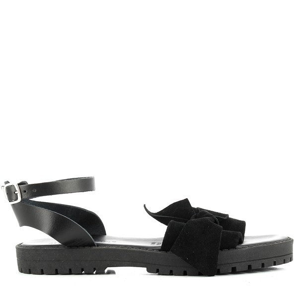 The Antichi Romani 896 Nero Black Slingback Sandals showcase a stunning blend of elegance and craftsmanship. Made from premium black leather, these sandals feature a chic slingback design with a decorative bow that adds a playful touch. The soft leather lining ensures comfort, while the round toe shape offers a classic look. Set on a durable synthetic sole, these sandals provide stability and flexibility for everyday wear.