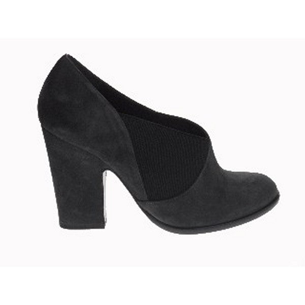 The Audley 17576 Black High Heel Booties are elegantly designed with a sleek silhouette, featuring a rich black leather upper that exudes sophistication. The round toe shape adds a touch of classic charm, while the 8cm heel-platform height provides a stylish lift without compromising comfort. The interior is lined with soft leather, ensuring a luxurious feel against the foot. The booties are finished with a durable synthetic sole, making them suitable for various surfaces.