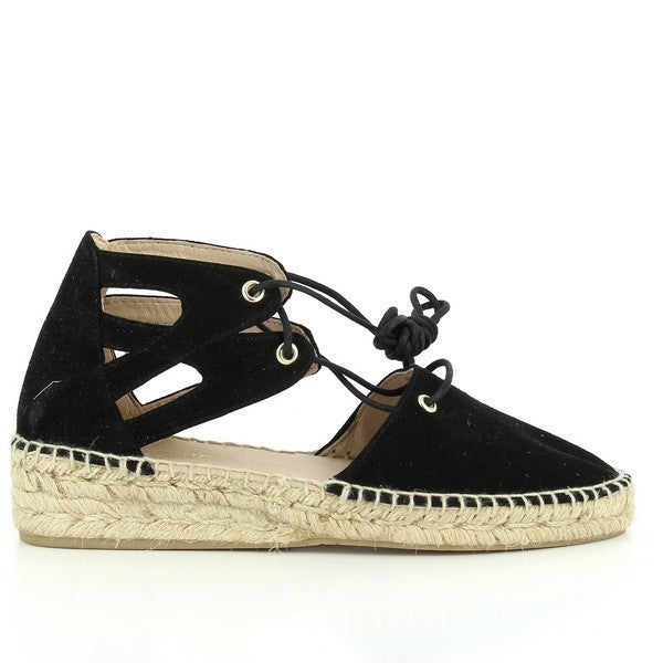 The Calzanor 1614PO Black Espadrilles are elegantly displayed against a soft, neutral background. The handcrafted leather upper showcases a rich black hue, accentuating the classic espadrille silhouette. The round toe design and subtle stitching details highlight the meticulous craftsmanship. The soft leather lining peeks out at the opening, hinting at the comfort within. The lightweight synthetic sole, featuring a modest 2.5 cm heel, provides a stylish yet practical base for everyday wear.