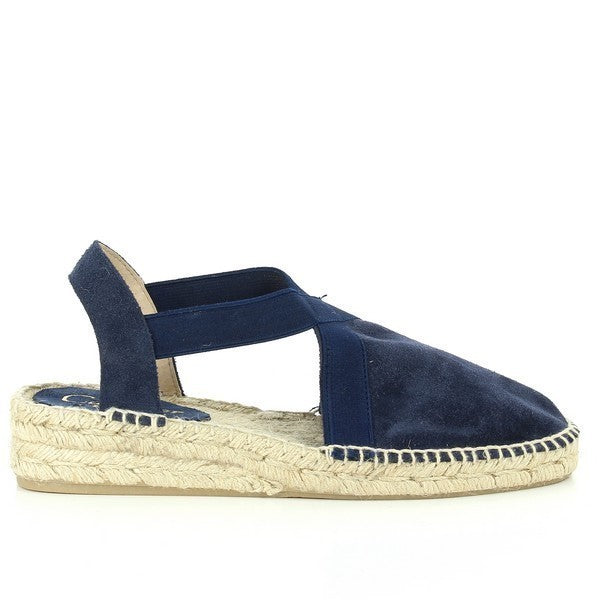 A close-up image of the Calzanor 1634PO Navy Espadrilles, showcasing their elegant design and artisanal craftsmanship. The deep navy leather upper has a soft texture, complemented by a sturdy jute platform with a 3 cm lift. The espadrilles feature a classic round toe and a sleek silhouette, perfect for versatile styling.