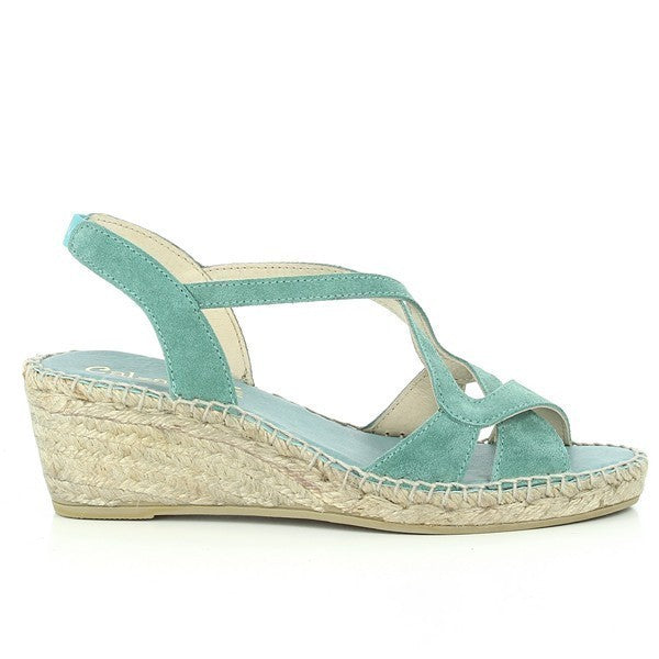 The image features the Calzanor 2043 Green Slingback Espadrilles against a neutral background. The vibrant green leather upper stands out, with a sleek slingback strap that wraps comfortably around the heel. The hand-stitched detailing showcases the artisanal craftsmanship, while the natural jute sole adds texture and a touch of rustic elegance. The 5cm platform heel provides a slight lift, highlighting the versatility of the shoe.