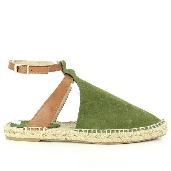 The photo features a pair of Calzanor 9419PO Khaki Slingback Espadrilles. These elegant shoes showcase a soft leather upper in a stylish khaki shade, complemented by a natural jute sole. The round toe design and the minimal 1 cm heel-platform height give the espadrilles a comfortable, versatile look. The leather slingback strap ensures a secure fit, while the eco-friendly jute sole adds a touch of natural sophistication.