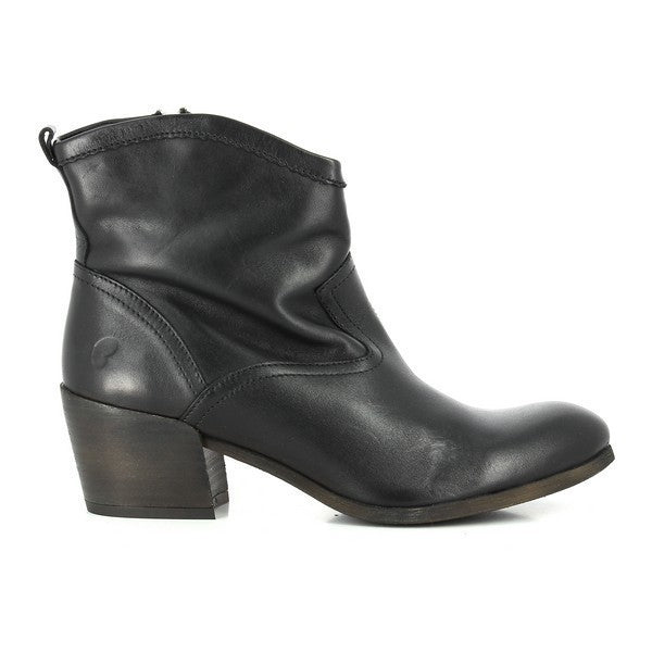 The sleek black leather of the Felmini 8471 ankle boots is showcased in a clean side profile, highlighting the smooth finish and refined design, with a round toe and square heel.
