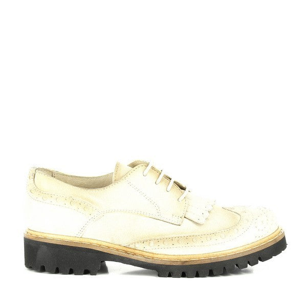 A clean and elegant profile of the Felmini 8964 beige lace-up shoes, highlighting their smooth leather upper and round toe design. The classic derby style is showcased with the sleek lace-up detail and subtle stitching along the edges.