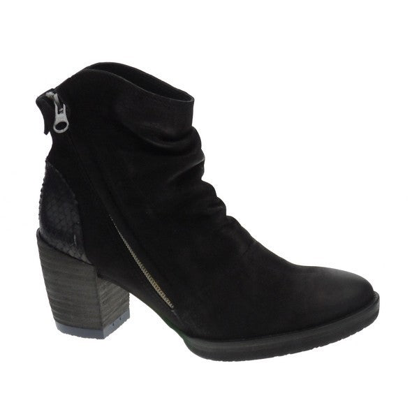 The side view of the Felmini 9017 Black Ankle Boots showcases the smooth, high-quality leather upper. The 6cm square heel provides a subtle lift, while the sleek, minimalist design emphasizes the boot's elegant silhouette. The diagonal external zipper adds a modern touch to the overall look.