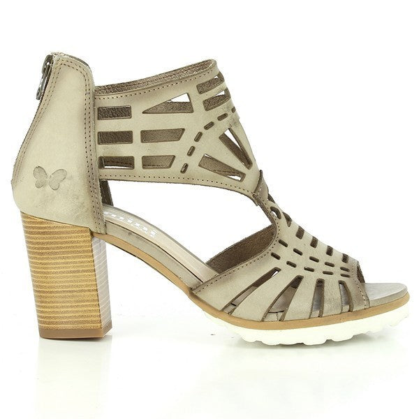 The side profile of the Felmini 9423 White Sandals showcases the sleek design, with an elegant die-cut decorative pattern on the leather upper. The sandals feature open toes and a 7.5cm heel for a perfect blend of style and comfort.