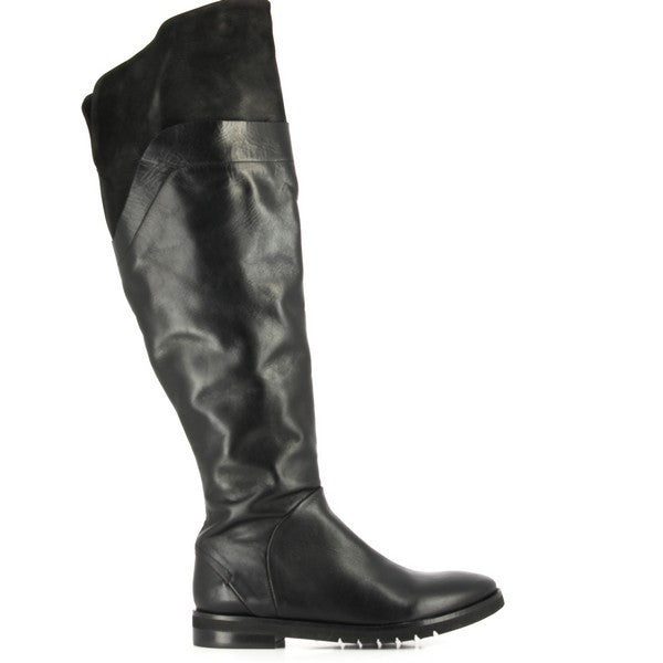 The Felmini 9836 Black Long Boots feature a sleek and smooth leather upper, with a streamlined silhouette that hugs the leg for a refined, stylish look. The 2cm heel adds just the right amount of elevation while maintaining comfort.