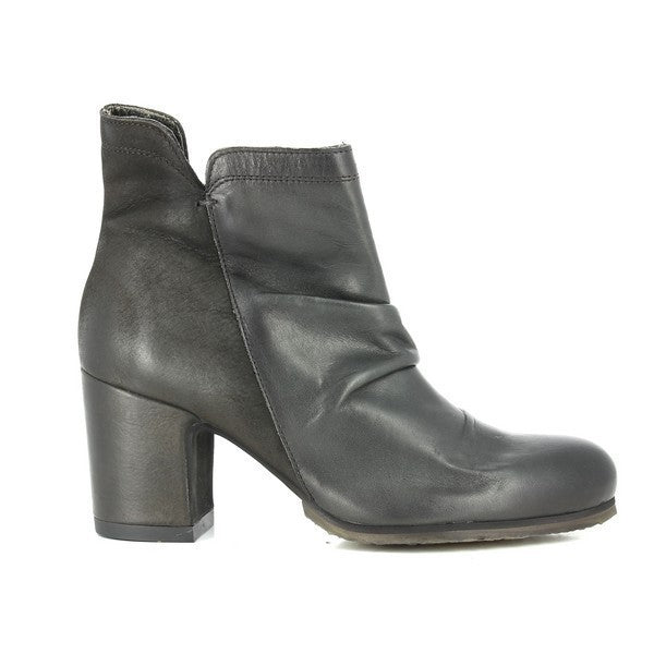 The side of the Felmini A544 Khaki Ankle Boots showcases the smooth leather upper in a rich khaki color, with a rounded toe and a 7 cm heel for added height and elegance. The clean lines and minimalistic design highlight the sophisticated style.