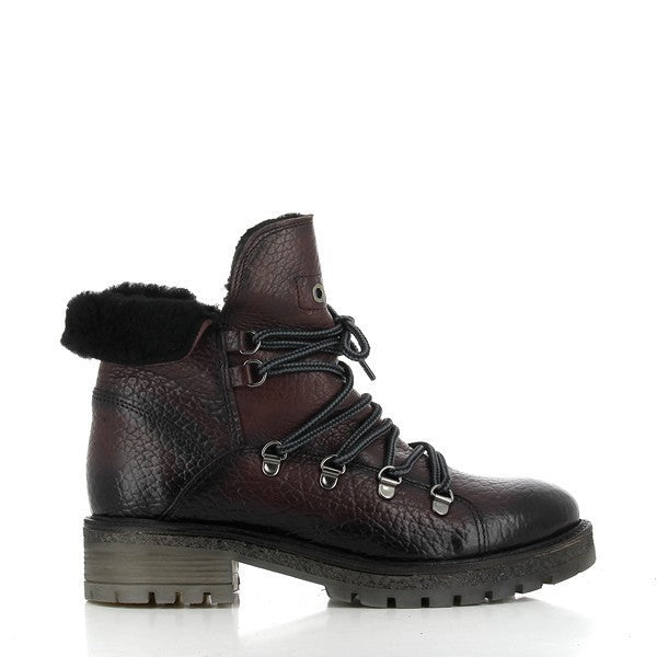 The Felmini B404 Burgundy Lace-Up Boots are showcased from the side, highlighting the sleek leather upper in a rich burgundy shade. The laces add a refined touch, complementing the rugged, mountain-inspired design. The boot’s round toe and sturdy, synthetic sole are visible, reinforcing its versatile and durable build.