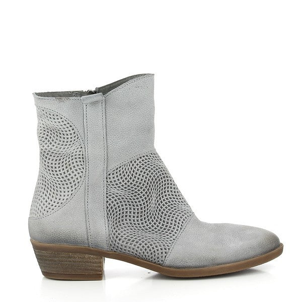 The sleek and sophisticated silhouette of the Felmini B824 Grigio Grey Ankle Boot is captured from the side. The smooth grey leather upper showcases the elegant round toe design, while the 3.5 cm heel adds subtle height.