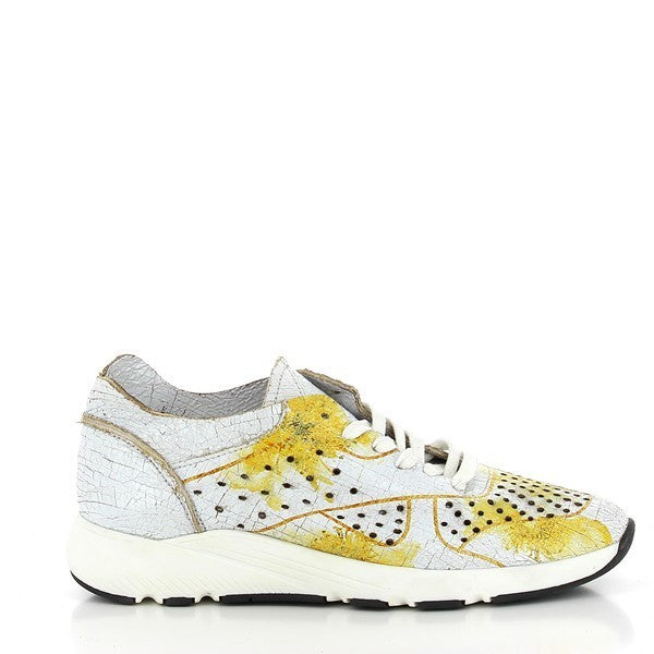 The Felmini B826 White Sneakers showcase a clean, minimalist design with smooth white leather on the upper. The round toe adds a classic touch, while the 3 cm platform heel enhances the sneaker's silhouette.