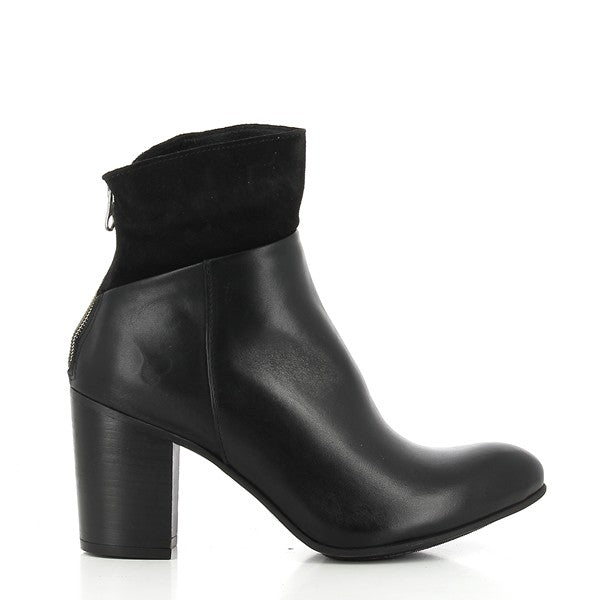 The sleek black leather of the Felmini B967 ankle boots is showcased from the side, highlighting the sharp, pointy toe and the elegant, minimalist silhouette that defines these women's boots.