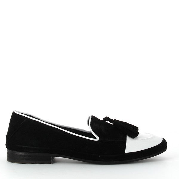 A clean side view of the Felmini C244 loafers, showcasing the sleek black and white leather design. The round toe and minimalistic structure highlight the shoe's elegant and modern aesthetic.