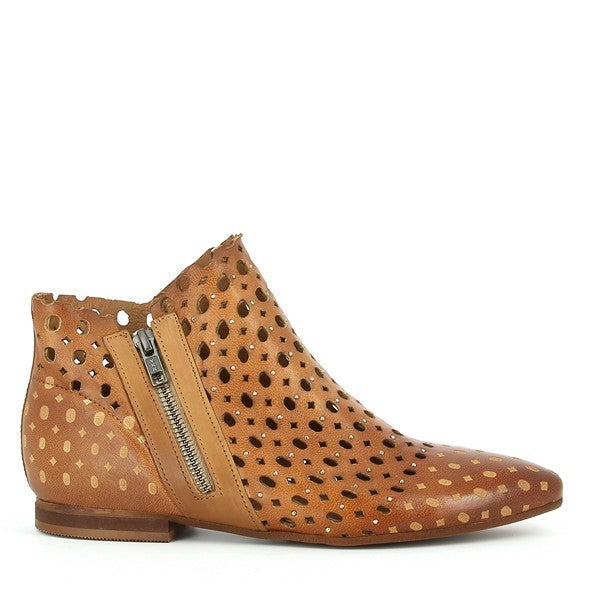 The Felmini C251 Couro Ankle Boots feature a sleek leather exterior with a smooth finish. The side view showcases the side zipper for easy access and a polished look. The die-cut circles on the leather add a modern touch to the classic design, highlighting the unique craftsmanship of the boot.