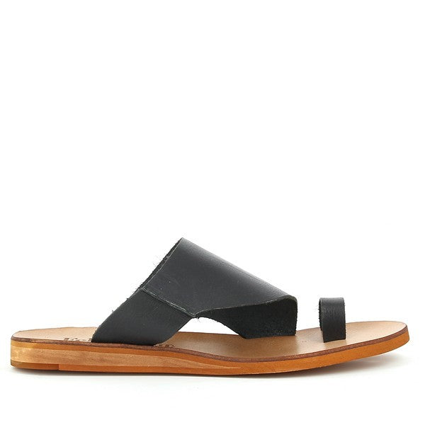 The Felmini C288 Black Slides feature a sleek, wide leather strap that elegantly wraps around the foot, with a thong strap adding to the minimalistic, yet stylish design. The 1.5cm heel-platform height provides a subtle lift.