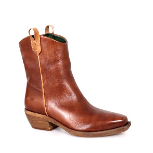 A clear, side-profile view showcasing the sleek cognac leather upper, the round toe shape, and the 4 cm heel. The detailed stitching and smooth texture highlight the craftsmanship.