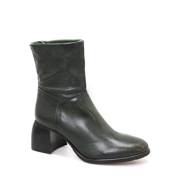 The Felmini D271 Army Ankle Boots display a sleek, contemporary design with a smooth leather finish. The sturdy leather upper and bold stitching create a streamlined silhouette, complemented by a mid-height heel for added sophistication.