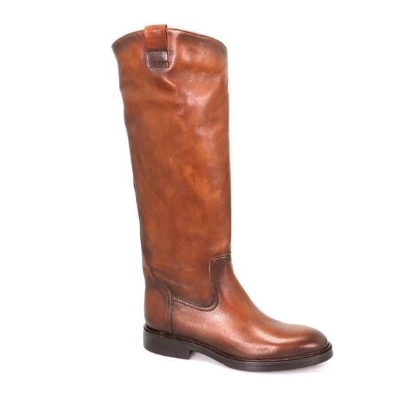 The Felmini D274 Couro Tan Boots are shown from the side, highlighting their sleek, tall silhouette. The rich tan leather wraps around the entire boot, offering a smooth, polished look that is both classic and modern.