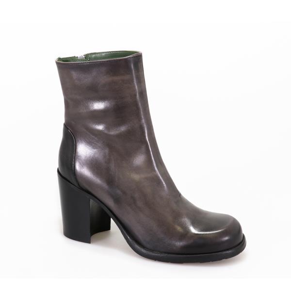 A sleek view showcasing the Marmo Grey leather upper of the Felmini D291 ankle boot, highlighting its clean lines, 8 cm heel, and subtle texture.