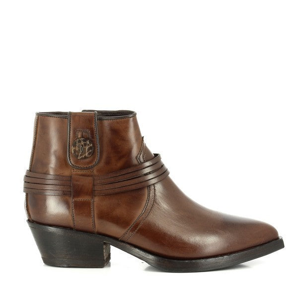 A clean, straight-on shot showcasing the smooth leather upper of the Forte W167346 Brown Ankle Boots. The round toe and sleek silhouette highlight the boots' timeless design, with four thin decorative straps adding a touch of elegance.