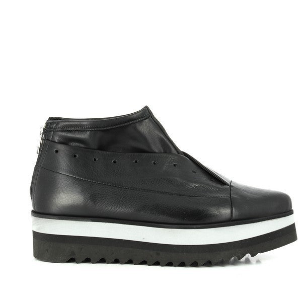A sleek black sneaker showcasing its smooth leather upper with a clean, minimalist design. The round toe and 4.5cm platform sole provide a modern silhouette.