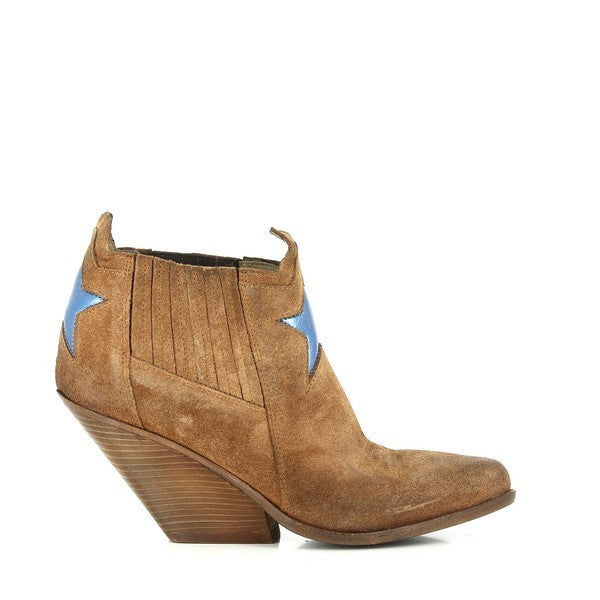 A clear side profile of the Forte W175323 Cognac Ankle Boot, showcasing the sleek slip-on design and smooth leather finish. The decorative silver stars add a touch of elegance to the profile.