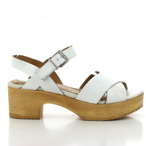 A clean profile of the Igualados 2216 White Slingback Sandals, highlighting the elegant front cross straps and the graceful curve of the slingback strap with a buckle.