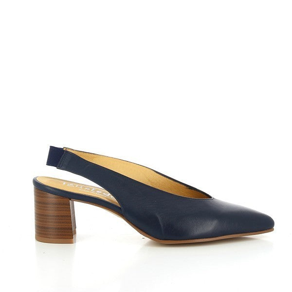 The side of the Igualados 2521 Navy Slingback Pumps showcases the sleek leather construction, featuring a graceful curve from the pointed toe to the slim heel. The open-heeled slingback design adds a sophisticated touch.