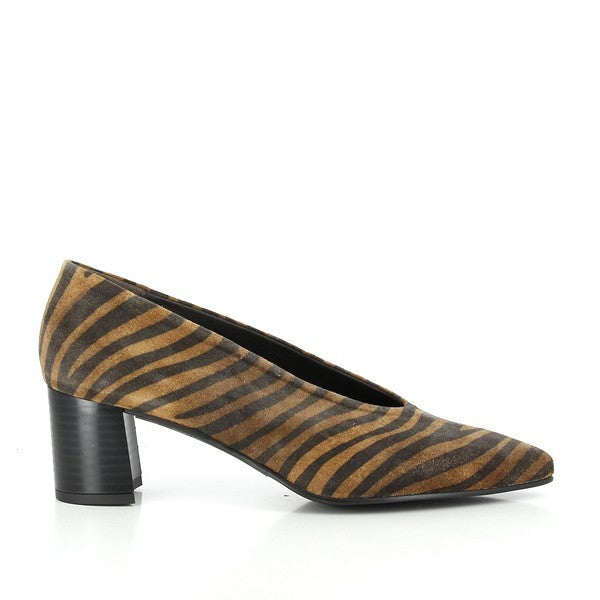 The profile of the Igualados 2559 Brown Pumps, showcasing the sleek leather upper and clean lines of the design, with the iconic zebra print pattern running along the surface.