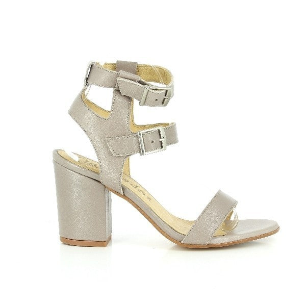 The side of the Igualados 6422 Natural Slingback Sandals showcases the elegant curve of the leather straps and the adjustable ankle buckles. The rounded toe and sturdy 8cm heel create a sleek, balanced silhouette.