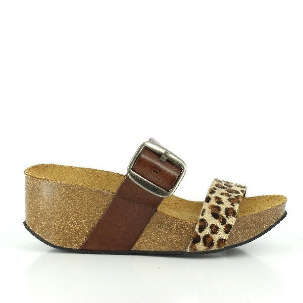 Embrace wild elegance with Plakton's 273004 Leopard Wedges. The striking leopard print adds a touch of fierceness to your ensemble, while the high-quality leather exudes sophistication.