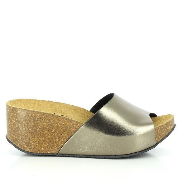 A chic photo showcasing Plakton's 273036 Bronze Wedges from their Women's Collection. Crafted in Spain, these wedges feature a premium leather upper, adjustable ankle strap, and a comfortable cork sole. Perfect for elevating any casual outfit with their elegant design and superior comfort.