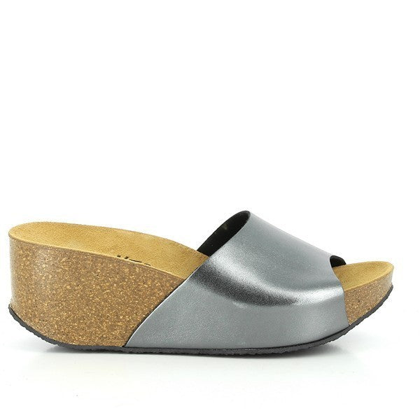 A stylish photo featuring Plakton's 273036 Silver Wedges from their Women's Collection. Handcrafted in Spain, these wedges showcase a premium leather upper, adjustable ankle strap, and a comfortable cork sole. Perfect for adding a touch of elegance and comfort to any casual outfit.