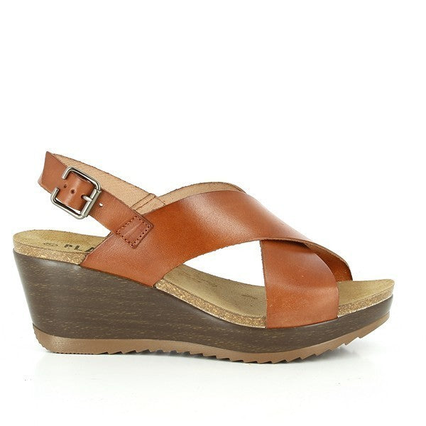Capture timeless elegance with Plakton's 525285 Tan Cross-Strap Slingback Wedges. Handcrafted in Spain from premium leather and featuring a 6 cm platform wedge, these sandals effortlessly blend style with comfort. Ideal for any occasion, from casual outings to evenings out. Discover more from Plakton's exquisite collection of women's sandals and wedges.