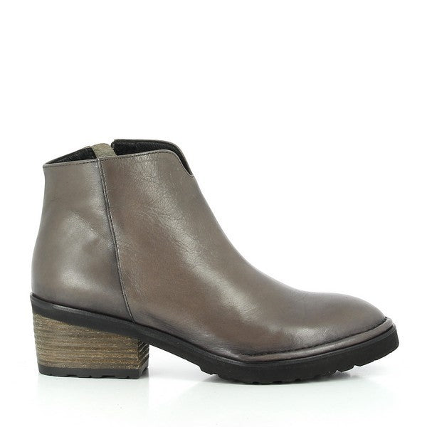 Yuko Imanishi 76704 TAUPE