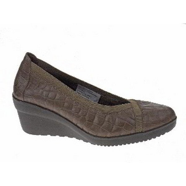 A pair of 24 Hrs 22625 Brown Croc Print Pumps showcased elegantly. The shoes feature a sophisticated leather upper with a textured croc print, complemented by a plush fur lining for extra comfort. The 3 cm heel adds a touch of classic style, while the round toe ensures a timeless look. Handcrafted in Spain, these pumps epitomize luxury and durability.