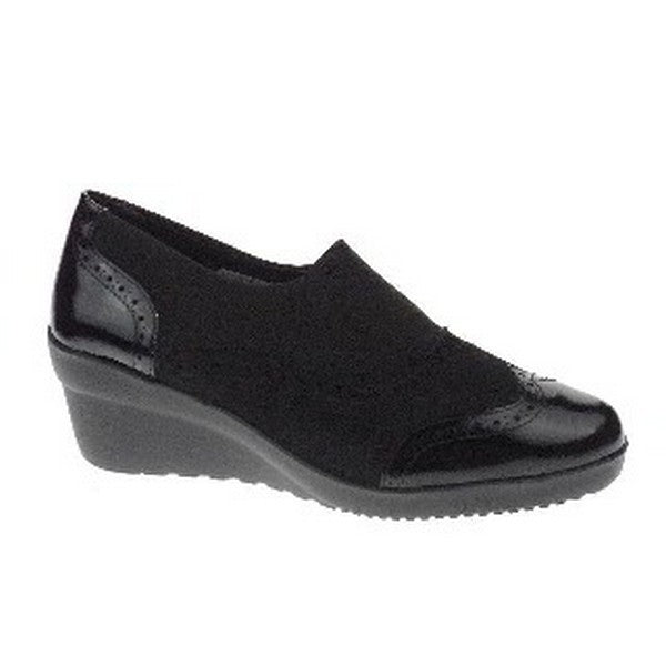A pair of 24 Hrs 22628 Black Oxford Shoes displayed with elegance. These shoes feature a sleek leather upper, complemented by a cozy fur lining for added comfort. The 3 cm heel offers a refined lift, while the round toe shape provides a classic touch. Handcrafted in Spain, these Oxfords combine style and durability seamlessly.