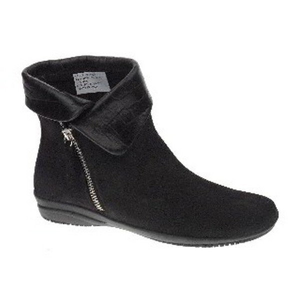 A pair of 24 Hrs 22642 Black Ankle Boots elegantly displayed. These boots feature a sleek leather upper with a stylish folded design and an outside lateral zipper for easy wear. The cozy fur lining adds warmth, while the 1 cm heel offers a subtle lift. Handcrafted in Spain, these boots blend sophistication with durability.