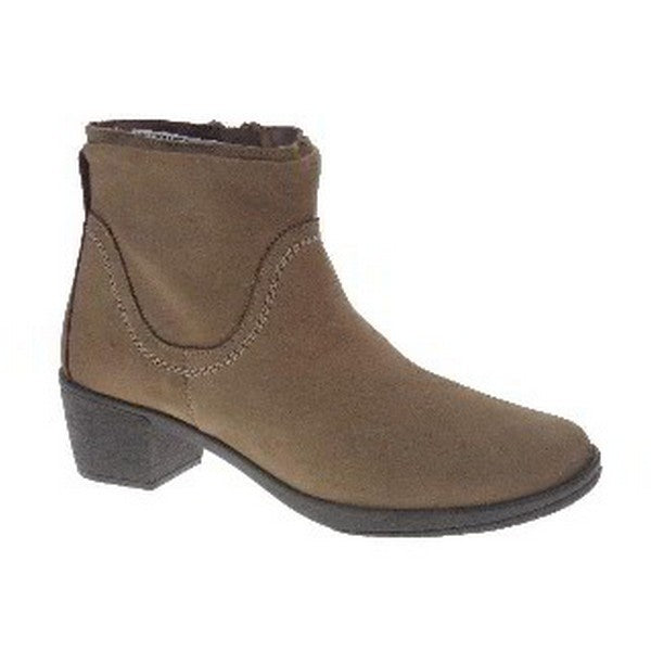 A pair of 24 Hrs 22681 London Brown Ankle Boots elegantly showcased. These boots feature a premium leather upper in a rich London brown, complemented by a soft fur lining for warmth and comfort. The 3 cm heel-platform adds a subtle lift, while the round toe ensures a classic look. Handcrafted in Spain, these ankle boots blend timeless style with exceptional craftsmanship.