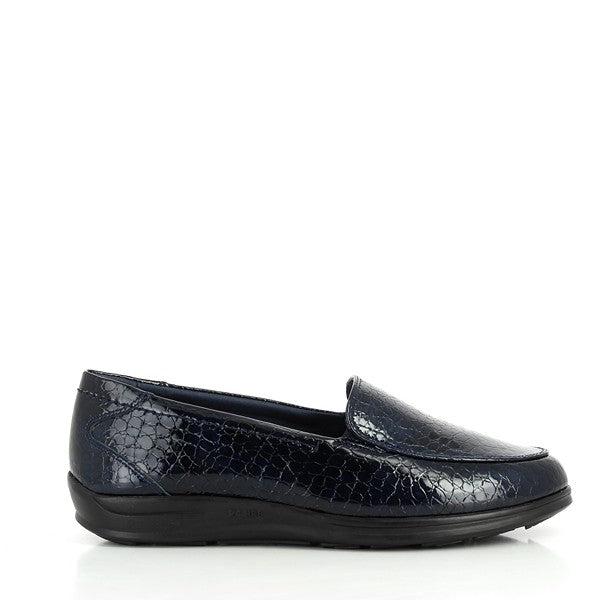 A pair of elegant navy loafers with a smooth leather finish. The shoes feature a round toe and a low 2.5 cm heel-platform, creating a subtle lift. The loafers have a sleek and timeless design with a soft leather lining visible at the top edge, offering a glimpse of the comfort within. The soles are crafted from durable synthetic material, adding a modern touch to the classic silhouette.