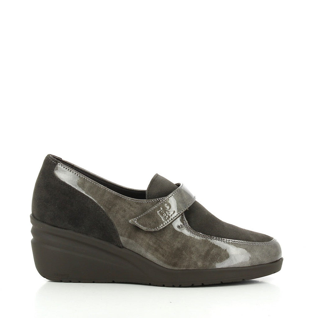 A pair of 24HRS 24212 Brown Women’s Shoes displayed from a slightly angled perspective, showcasing the rich brown leather upper and classic round toe design. The image highlights the 3 cm heel and the Velcro fastening, emphasizing the practical and stylish features of these versatile shoes.