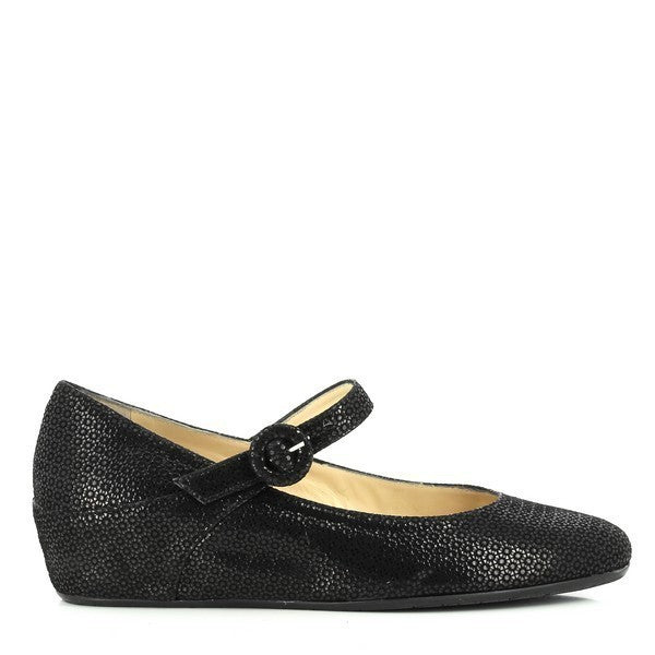Highlights the sleek black leather upper and the elegant ballet pump design. The 4.5 cm heel is visible, offering a subtle lift while maintaining a classic silhouette.