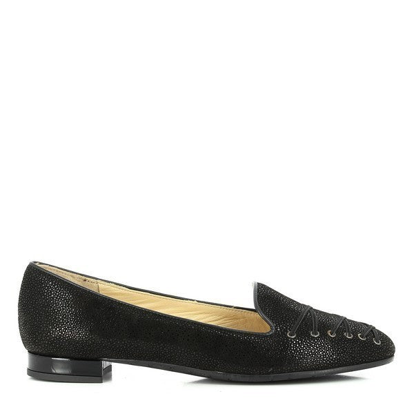 The side view showcases the sleek, streamlined design of the black leather loafers. The 1.5 cm heel is subtly visible, adding a slight elevation while maintaining an elegant silhouette. The smooth leather upper exudes sophistication and timeless style.