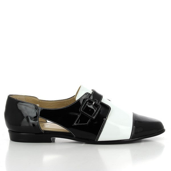 The Amalfi Ovale Black & White Loafers are elegantly displayed in this photo. The loafers feature a classic black and white leather design with a sleek, refined silhouette. The leather upper shines with a polished finish, while the leather lining ensures a plush interior. The synthetic sole is subtly visible, providing a hint of durability and comfort. The modest 1.5cm heel adds a touch of sophistication, and the craftsmanship highlights the Italian heritage of Amalfi by Rangoni.