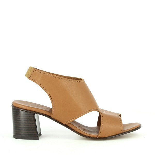 The Antichi Romani 069 Cognac Slingback Heels feature a rich cognac leather upper with a sleek, rounded toe. The elegant slingback design is complemented by a 5.5 cm heel, providing a sophisticated lift. Set against a neutral background, the image highlights the heels' refined craftsmanship and luxurious leather finish, showcasing their Italian artistry and timeless appeal.